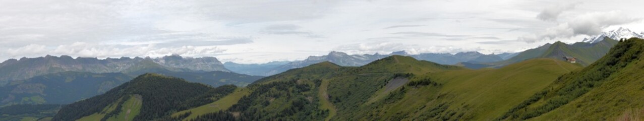 Fototapeta na wymiar le massif du beaufortain depuis la crete de vorez, Alpes