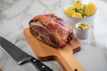 Kassler Nacken, Kohlwurst mit Kartoffeln und Senf auf Marmor Tisch