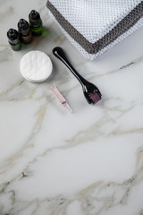 Dermaroller und Kosmetik Pflege Ampulle zum  Microneedling für Anti Aging Lifting Anwendung in...