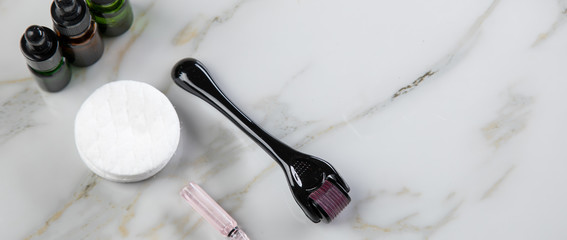 Dermaroller und Kosmetik Pflege Ampulle zum  Microneedling für Anti Aging Lifting Anwendung in Schönheit Salon 
