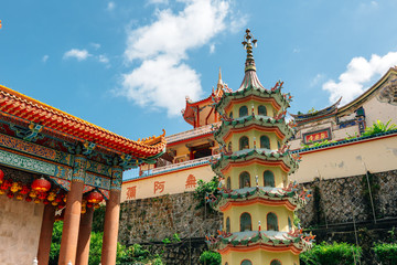 Obraz premium Kek Lok Si buddhist temple with Chinese New Year decorations for the celebration of the lunar new year. Kek Lok Si Temple is a popular tourist attraction in Air Itam on Penang Island in Malaysia.