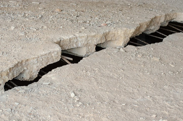 floor concrete crack earthquake