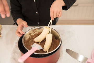 チョコバナナを作る女の子