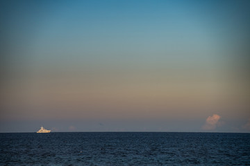 Obraz na płótnie Canvas superyacht in navigazione at sunset