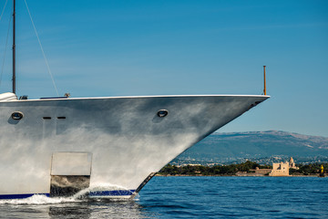 Superyacht running, the bow