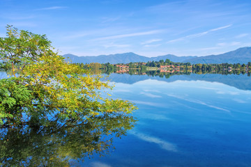 Lago di Monate und Alpen in Norditalien - Lago di Monate in northern Italy