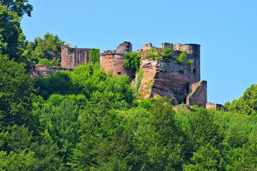 Fototapeta na wymiar Burgruine Neudahn im Dahner Felsenland - castle ruin Neudahn in Dahn Rockland