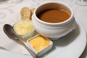 SOUPE DE POISSONS AVEC ROUILLE ET EMMENTAL RAPE