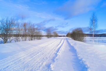 Obraz premium landscape winter road, drifts, snow, blue sky