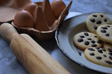 Galletas caseras con trozos de chocolate, huevos, rodillo de cocina 