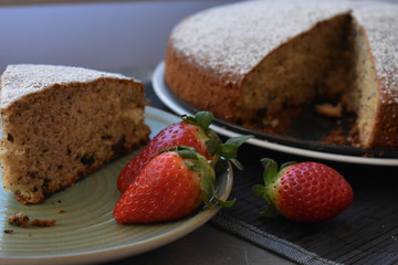 Bizcocho de vainilla y chocolate, fresas