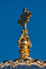 Obraz premium Golden Cross on the dome of the Orthodox Church.