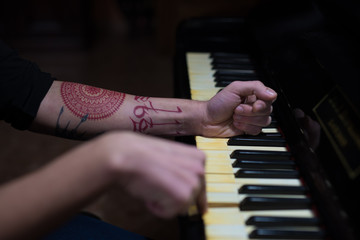 Obraz premium hands playing piano