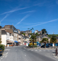 Fototapeta na wymiar Cancale. Rue du centre-ville en front de mer. Ille et Vilaine. Bretagne. France