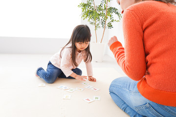 ネイティブと英語を勉強する子供