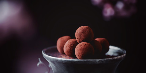 Süße Schokoladen Pralinen im banner Format auf dunklem Hintergrund