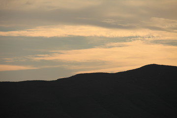 Tramonto arancione con silhouette di collina, Toscana,Italia