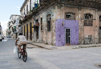 Cubano en bicicleta en Habana Centro