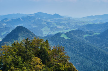 Beautiful panoramic view of the Pieniny National Park, Poland in sunny september day from Trzy Korony - English: Three Crowns