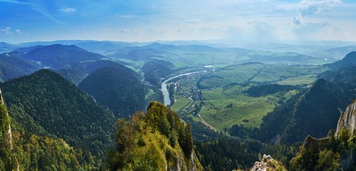Beautiful panoramic view of the Pieniny National Park, Poland in sunny september day from Trzy Korony - English: Three Crowns © udmurd