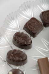 cioccolatini ripieni più gusti piatto dall'alto particolare destro vicino con sfuocatura