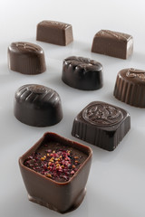 cioccolatini ripieni più gusti fronte fondo bianco