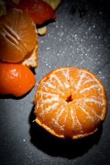 Mandarine sur fond ardoise