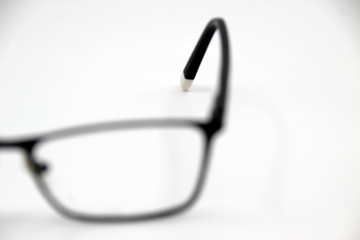 Gafas graduadas sobre fondo blanco