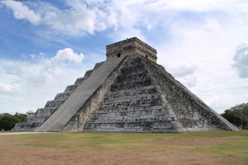 Fototapeta na wymiar Chichen Itza, Mexico, pyramid, mexico, ancient, architecture, stone, old, mayan, maya, temple, ruins, building, castle, yucatan,