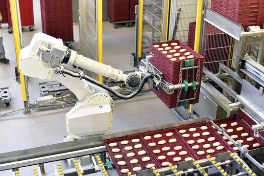 Production robot in a large bakery - Automation in the food industry // Fertigungsroboter in einer Gro&szlig;b&auml;ckerei