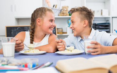 Obraz premium Girl and boy are eating