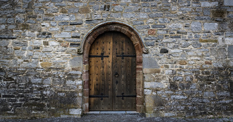 middeleeuws kasteel houten deur, stenen muur panorama