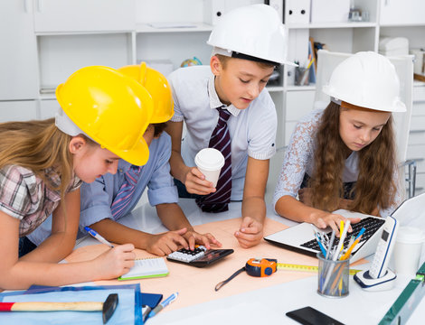 Children in helmet talking about building