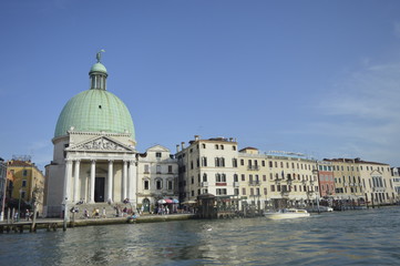 Fototapeta na wymiar Igreja de san simeon piccolo em Veneza