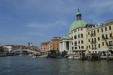 Fototapeta na wymiar Canal de Veneza com Igreja de San Simeon Piccolo