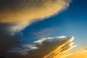 Obraz premium Białe chmury na niebieskim niebie podczas zachodu słońca Ukraina