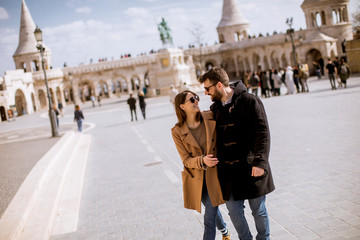 Obraz premium Loving couple by the Fisherman's Bastion in Budapest, Hungary