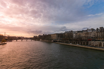 Obraz premium Beautiful sunset above the Seine river, Paris, France.