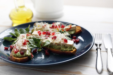 Przystawka. Pieczone bataty z zielonym pesto, tofu i kiełkami.
