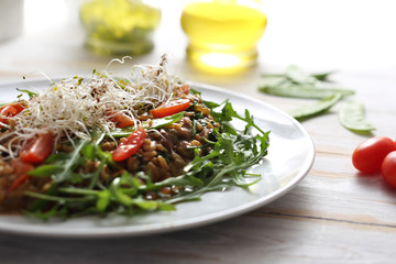 Warzywne risotto, wegetariański obiad. Risotto z kiełkami, groszkiem cukrowym i pomidorkami.