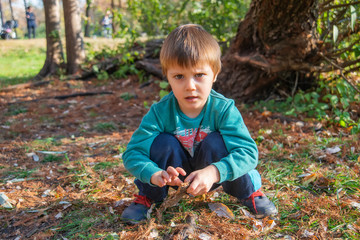 The boy squat in the park