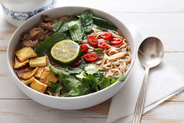 Wegetariański ramen. Orientalna zupa. © foodandcook