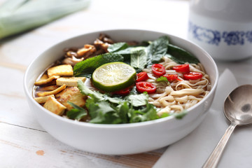 Ramen. Orientalna zupa. © foodandcook