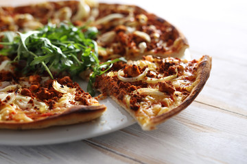 Pizza z pieca. Smakowita pizza z warzywami podana na blaszce.