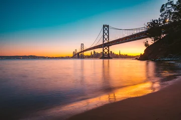 Papier Peint photo San Francisco Horizon de San Francisco avec Oakland Bay Bridge au crépuscule, Californie, USA