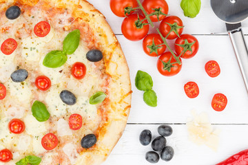 Pizza Margherita von oben Zutaten backen Nahaufnahme auf Holzbrett