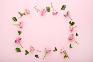 Fototapeta na wymiar Rose flowers with green leafs on pink background
