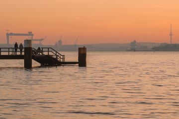 romantischer Blick auf die Seebrücke Kitzeberg und die Skyline von Kiel 