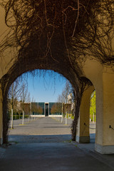Alter Friedhof Berlin-Baumschulenweg: Blick durch den Torbogen des Portalhauses auf das Krematorium