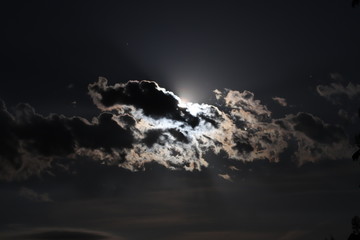 Mond hinter Wolken